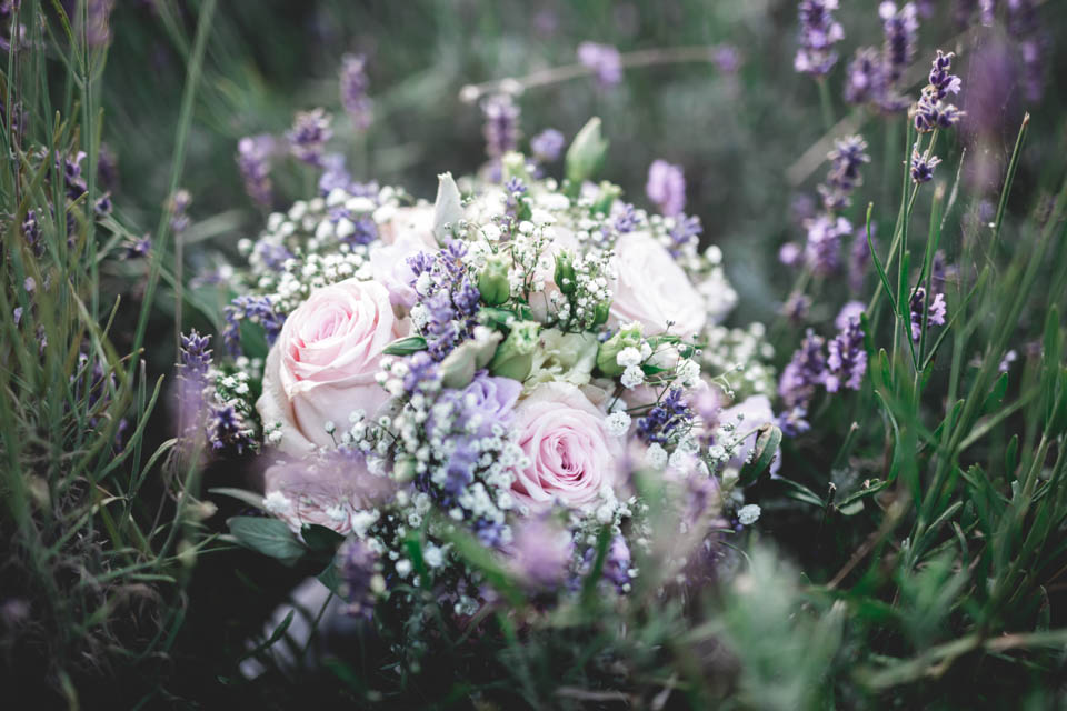 Lavendel und Rosen Brautstrauß